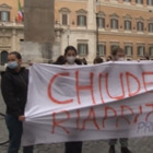 Roma, studenti e genitori davanti al Parlamento: «Le scuole non vanno chiuse»