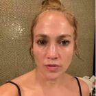 Jennifer Lopez (struccata) attaccata dagli haters: «Tutto botox». Lei replica: «Essere gentili con gli altri mantiene giovani»