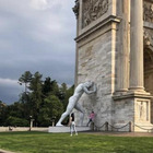 Milano, la statua "Mr Arbitrium" spinge o sorregge l'Arco della pace: «Ha un duplice significato»