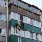 Russia, precipita dal balcone del terzo piano: i vigili del fuoco non riescono a salvarlo