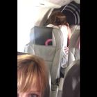 Sesso ad alta quota, passeggeri ripresi in un video: il tweet fa il giro del web