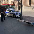 Roma, lanciano bici e bottiglie contro le auto in transito, gli agenti sparano un colpo di pistola. Arrestati due cittadini africani