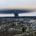 Ohio, treno deraglia ed esplode: rilasciate sostanze tossiche nell'aria. Paura negli Usa