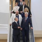 Putin visita un ospedale. Il sindaco di Mosca «La situazione è grave, nessuno sa quanti siano davvero i contagiati»