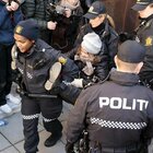 Greta Thunberg arrestata in Norvegia, portata via di peso dalla polizia: protestava contro le turbine eoliche