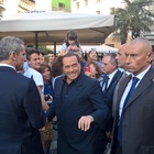 Berlusconi a Pordenone, un uomo tra la folla gli lancia un uovo contro