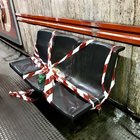 Roma, acido dal soffitto della metro A: uomo ustionato alla stazione Spagna