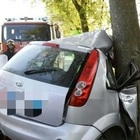 Sbanda, l'auto si accartoccia sul tronco dell'albero: morto un ventenne