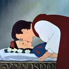 Biancaneve, bufera sulla Disney: «Bacio rubato senza consenso, lei dormiva»