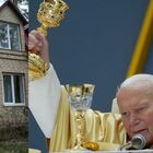 «Rubato il calice di Papa Wojtyla»: i militari russi hanno saccheggiato un seminario in Ucraina