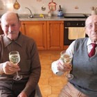 • Gino e Innocente, festa per 101 anni dei nonni gemelli: "Segreti? Il minestrone dell'orto"