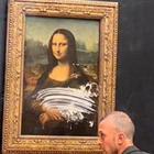 Gioconda, un uomo lancia una torta sul quadro esposto a Louvre: visitatori increduli (ma nessun danno)