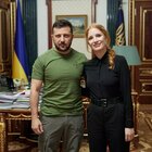 Jessica Chastain, l'attrice premio Oscar vola in Ucraina: l'incontro con Zelensky