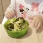 Ecco una bimba stupefacente: preferisce i broccoli ai dolci