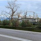 Ischia, una barca tra le aiuole della superstrada: «Come è stato possibile?»