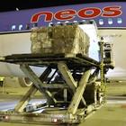 Coronavirus, volo umanitario Neos: 25 tonnellate di aiuti dalla Cina
