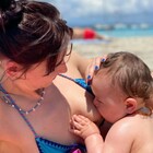 Giulia Pauselli, la foto mentre allatta il figlio fa il pieno di 'like'. Ma c'è chi la critica: «Pessima»