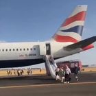 British Airways, il motore dell'aereo s'incendia: fumo e terrore in cabina, atterraggio d'emergenza Video