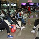 Il blocco dei voli aggirato: «Da Pechino a Roma con scalo ma non ci hanno controllato»