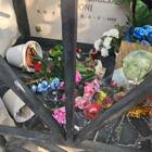 Devastata la tomba della mamma di Cristina Piccioni: «Spero vi si spezzino le mani»