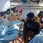 Migranti, gommone alla deriva: intervengono i libici. Salvini: «Molto bene»