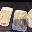 Banane già sbucciate in vendita al supermercato, il giallo della foto su Facebook