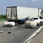 Incidente tra 2 auto e 2 camion in autostrada alle porte di Milano: due morti e due feriti. Grave una donna