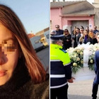 Chiara Carta, bara bianca ricoperta di rose per i funerali della ragazza uccisa dalla madre: «È calato il buio»