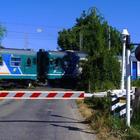 Brescia, treno travolge un'auto al passaggio a livello: alla guida un 21enne, illeso ma sotto choc