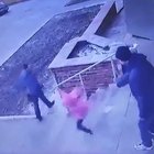 Padre lancia la figlia di 6 anni dalle scale del supermercato: «Non smetteva di fare i capricci»