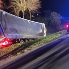 Camion fuori strada, l'incidente choc: morto il guidatore, «trafitto da un paletto»