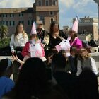Turiste spagnole in maschera a Roma, la festa senza rispetto al Vittoriano: urla e schiamazzi, passanti senza parole