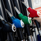 Carburanti, ancora in calo i prezzi della benzina: self sotto 1,8 euro. Per il diesel, il prezzo self è 1,689 euro al litro