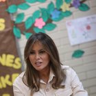 Melania Trump visita il centro per i bimbi migranti separati dai genitori: «Come posso aiutarvi?»