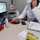 Napoli: medico lucrava su malati di tumore, spingendoli ad «urgenti operazioni a pagamento». Arrestato