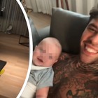 Chiara Ferragni a New York, Fedez casalingo dà la pappa a Leone: «Lei la settimana della moda, noi la settimana della mela» Chiara Ferragni a New York, Fedez casalingo dà la pappa a Leone: «Lei la settimana della moda, noi la settimana della mela»