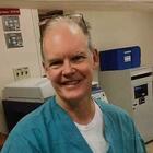 Vaccino, medico Usa muore dopo 16 giorni: macchie rosse sotto mani e piedi, improvvisa patologia del sangue