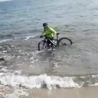 Otranto, ciclista tenta di aggirare i controlli e fugge in mare con la bici: multato