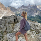 Ilary Blasi, le vacanze da single sulle Dolomiti: shopping e scatti sexy