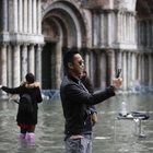 Venezia, i turisti tornano in Piazza San Marco per scattare selfie nell'acqua alta