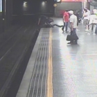 Milano, litiga con l’ex e si lancia sui binari della metro: salvata extremis