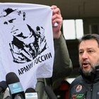 Ucraina, a Salvini regalata maglietta di Putin dal sindaco polacco di Przemysl che si rifiuta di incontrarlo