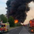 Incendio a Londra, oltre 100 vigili del fuoco impegnati a Tottenham: colonna di fumo visibile in tutta la capitale