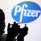 Vaccino Pfizer, sei dosi iniettate per sbaglio a una tirocinante. La madre: «Ha capito subito che qualcosa non andava»