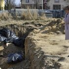 Ucraina, orrore a Buzova: trovata fossa comune sulla strada per Kiev. «Bombe anche su ospedale e scuola»