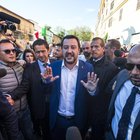 Desirée, Salvini a San Lorenzo tra applausi e proteste rinuncia alla visita: «Ora piano di sgomberi»
