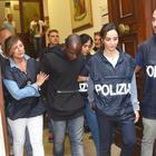 Stupro a Rimini, Butungu ora cambia versione: "Sono stati quei ragazzini"