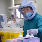 Covid, il virologo Silvestri: «Da pandemia a endemia, calo contagi non intaccato dalle tre riaperture»