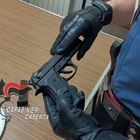 immagine Minaccia il titolare di una concessionaria con una pistola scenica, denunciato dai carabinieri