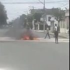 Cadaveri delle vittime bruciati in strada in Ecuador